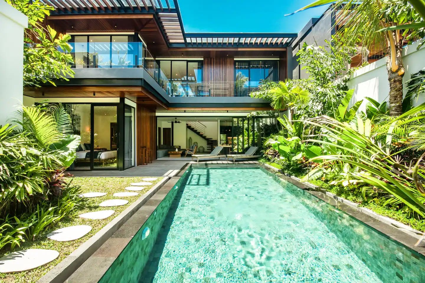 LUXURY & SPACIOUS 4-BEDROOM BEACH VILLA WITH TROPICAL GARDEN IN PERERENAN – LIMA BEACH - Image 1