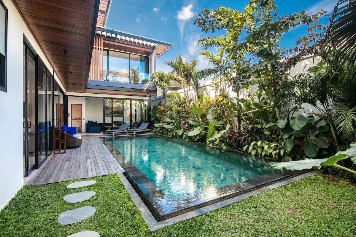 Exterior view of LUXURY & SPACIOUS 5-BEDROOM BEACH VILLA WITH TROPICAL GARDEN IN PERERENAN – LIMA BEACH