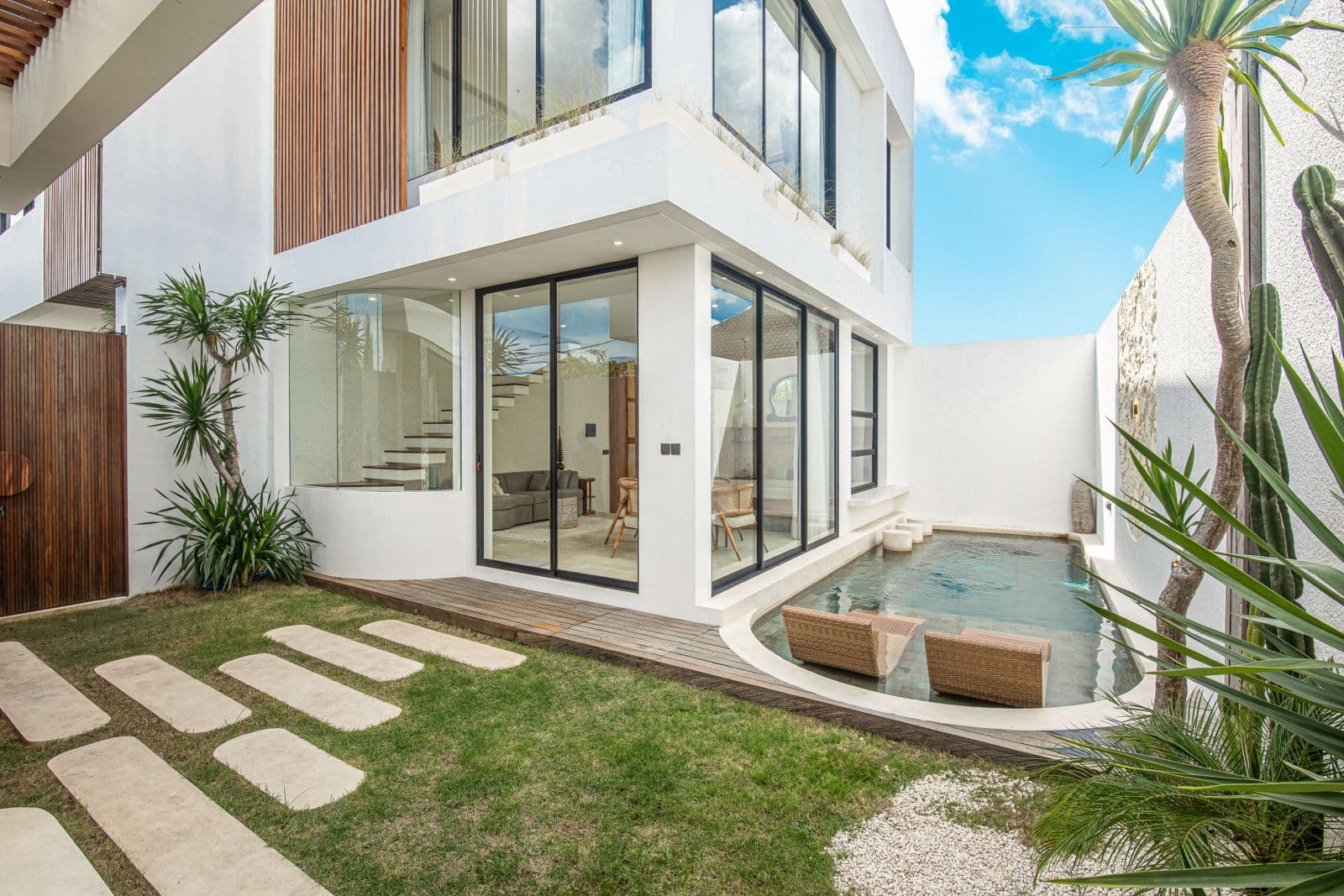 TROPICAL 2-BEDROOM VILLA WITH PRIVATE POOL BAR IN CANGGU - Image 1